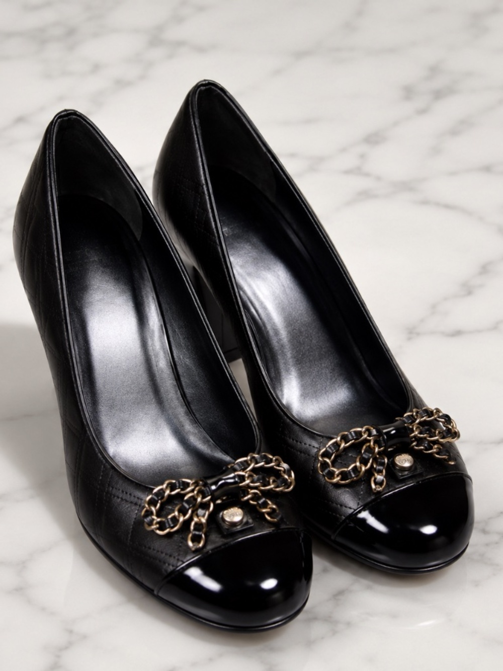 NWOT Stuart Weitzman Black Round Toe Chain Bow Pumps